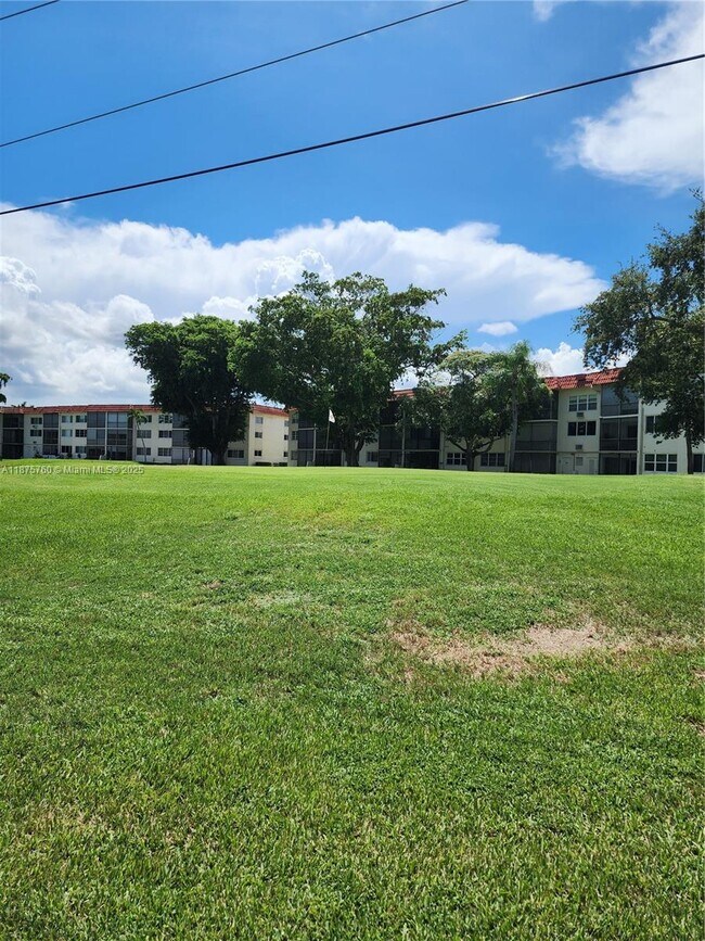 Building Photo - 681 S Hollybrook Dr
