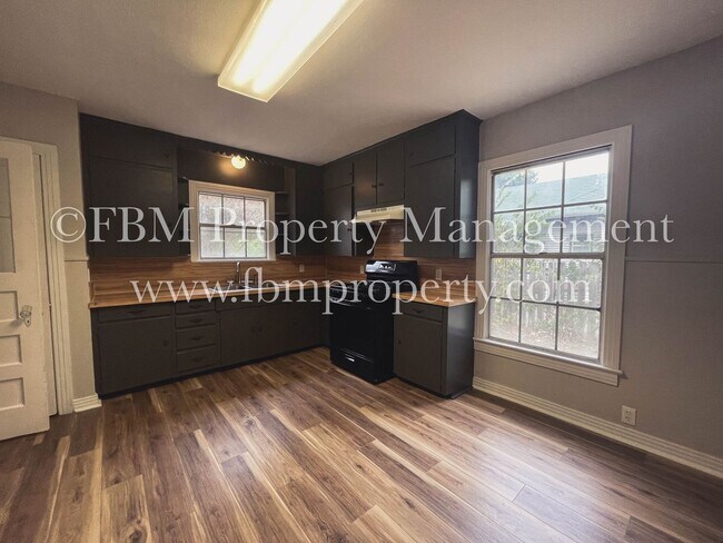 Building Photo - 2008 W. 3rd Ave. - Cozy 2 Bedroom, 1 Bathr...