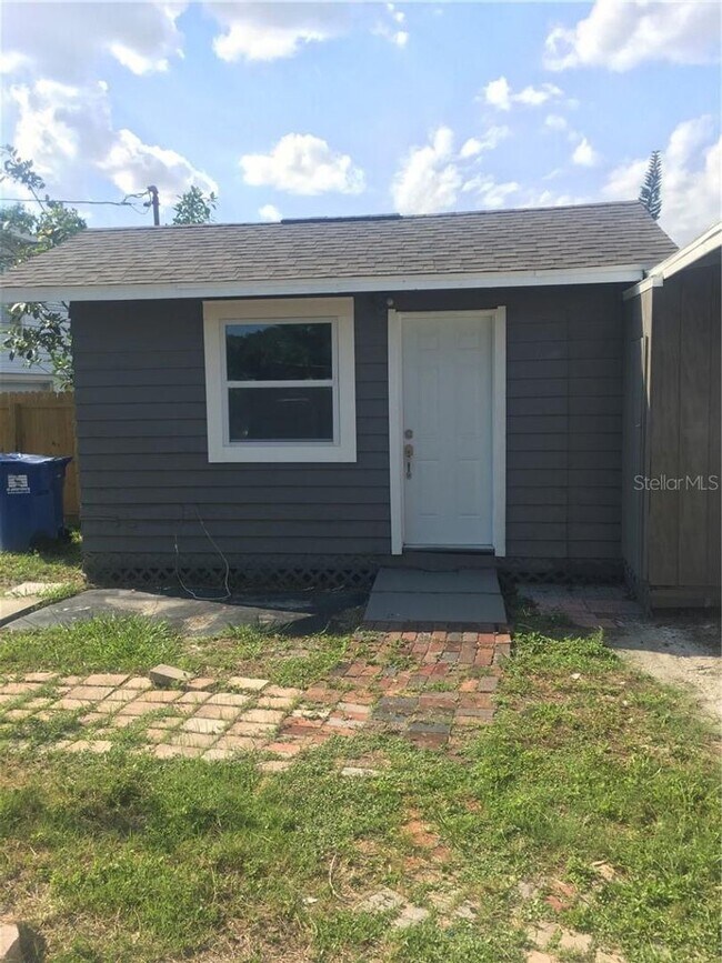 Building Photo - 226 SW Lincoln Cir N, St Petersburg Fl 33703