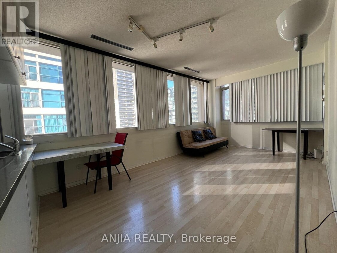 Primary Photo - 555 Yonge St