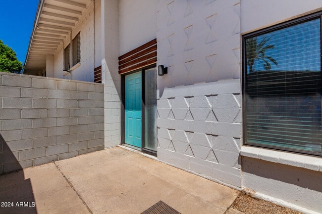Building Photo - 4220 E Almeria Rd