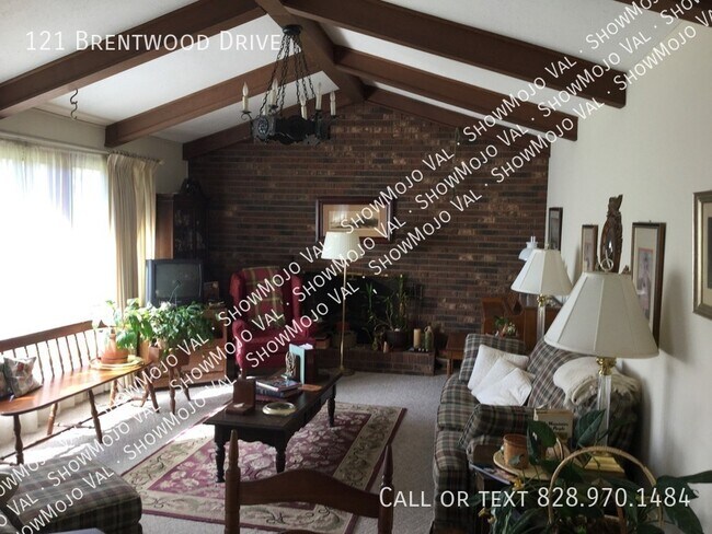 Building Photo - 121 Brentwood Dr