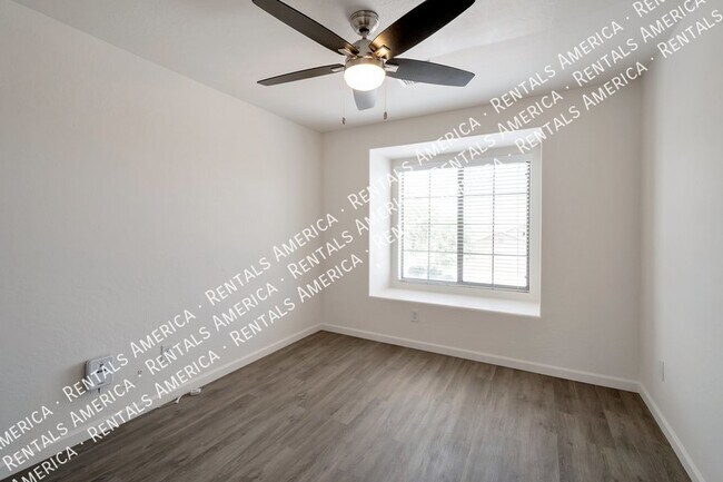 Building Photo - Great 4 bedroom home located in Pecan Cree...