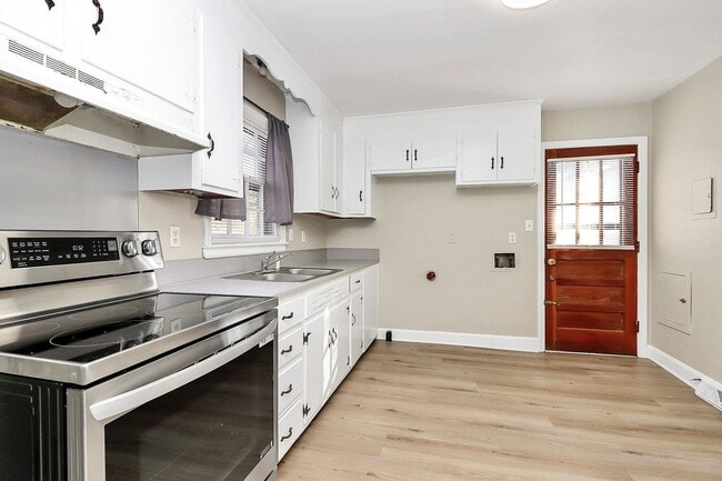 Building Photo - Beautifully Updated Two Bedroom Duplex