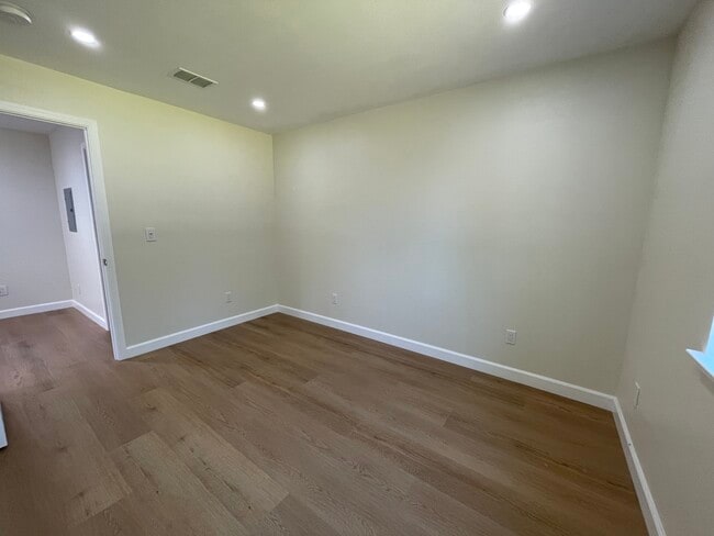 Building Photo - 320 N 18th St