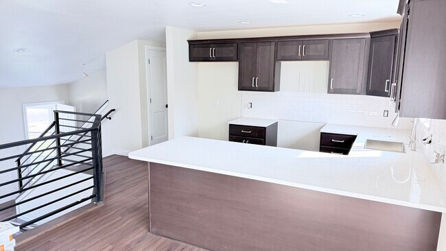 Brand new kitchen with quartz countertops - 10031 N Sunview Ln