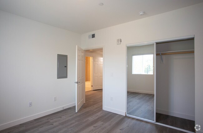 3HAB, 2BA - 1,200 ft² - MONARCH APARTMENTS
