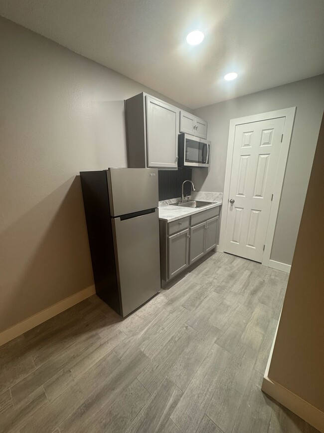 Building Photo - South Miami Avenue, Miami, FL 33184 - 1 BR...