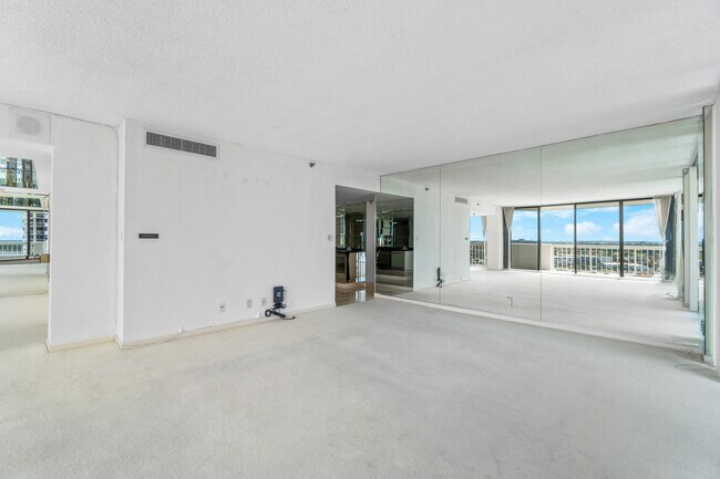 Foto del edificio - 123 Lakeshore Dr
