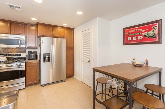 Building Photo - 970 Tarragon Ln