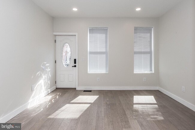 Building Photo - 1334 S Hollywood St