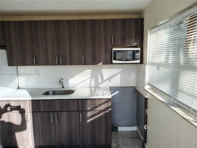 Foto del edificio - 1200 NE 110th St