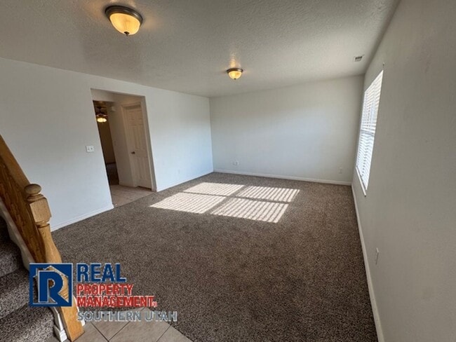 Building Photo - Spacious Townhome in Hidden Valley