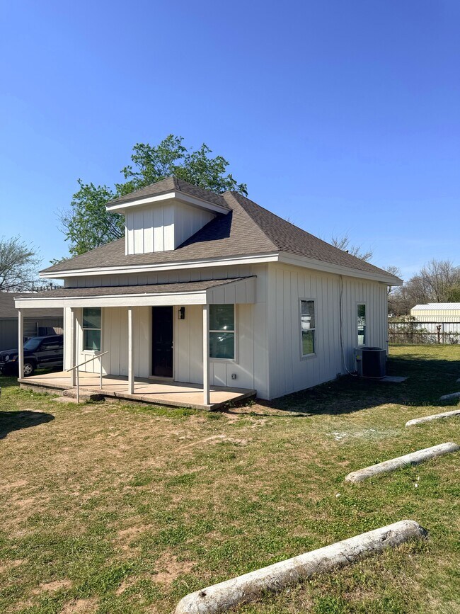 Building Photo - 1131 E Moman Ave