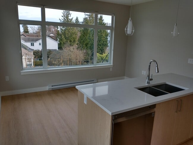 Building Photo - 505 Quadra St