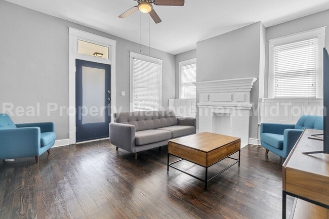Building Photo - Charming First-Floor Home in Established W...