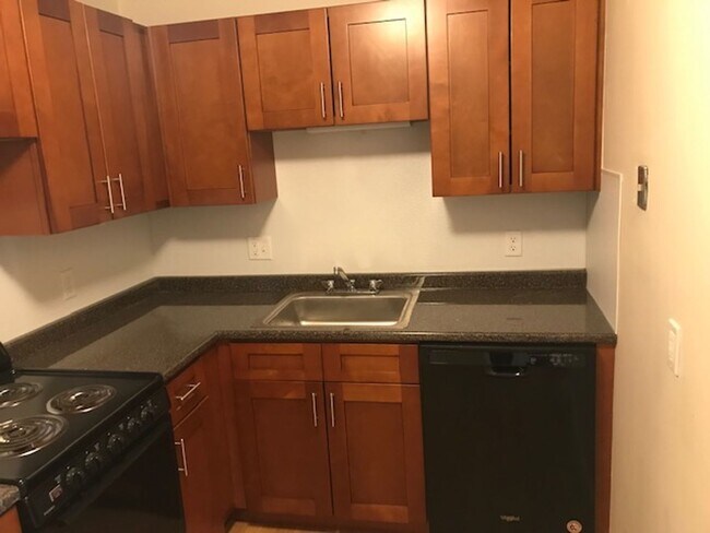 Foto del edificio - No Brokers Fee, No Security Deposit, Heat, Hot water Included, Laundry on a Site, Parking for Rent