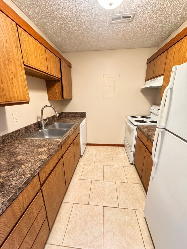 Foto del edificio - 5010 Emerald Dr