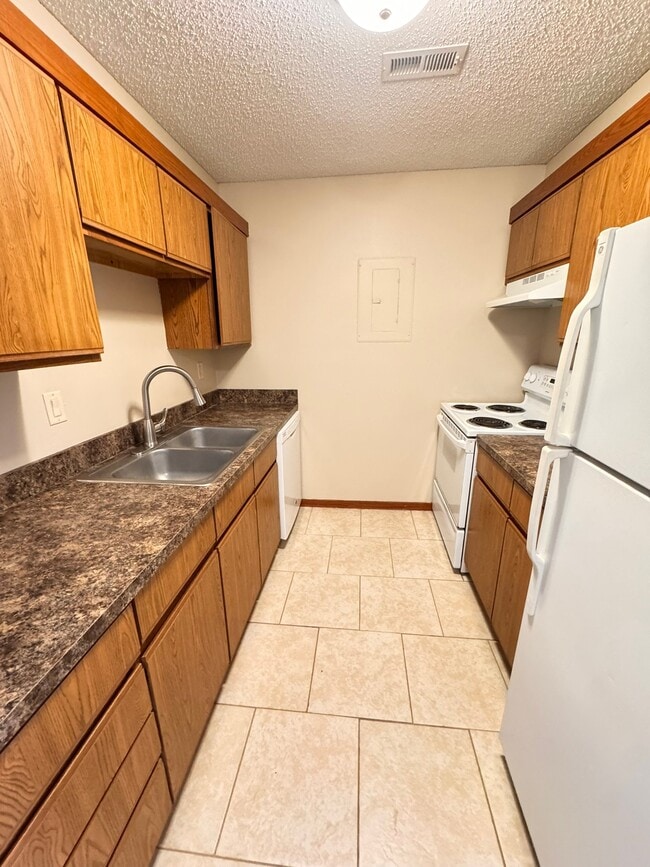 Building Photo - 5010 Emerald Dr