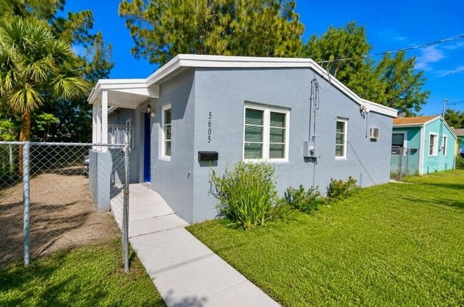 Building Photo - 5605 Pinewood Ave