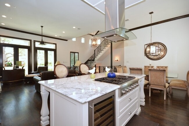 Building Photo - 6501 Minola St