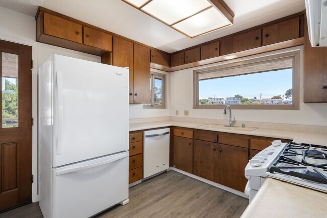 KITCHEN - TOP - 365 Quintana Rd
