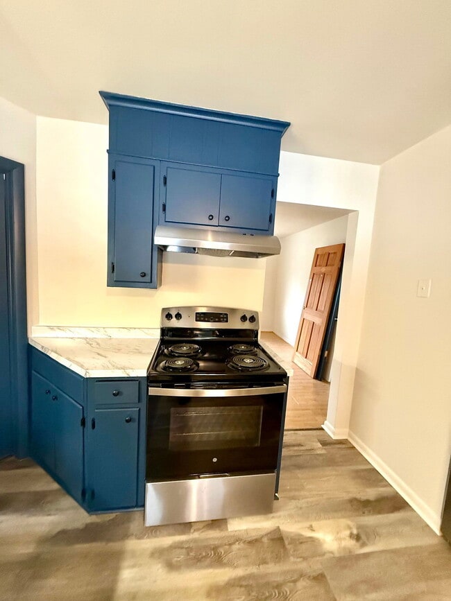 Building Photo - 33 Grandview Dr