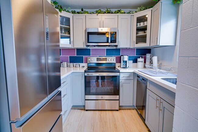 Foto del edificio - Fully-Furnished One Bedroom at Ala Wai Cove