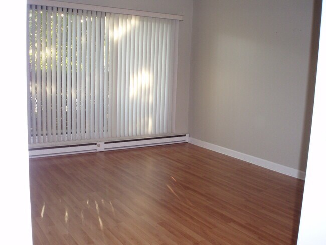 Foto del edificio - 9701 N Dee Rd