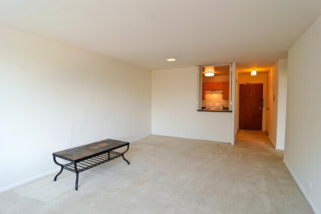 Building Photo - 555 W Cornelia Ave