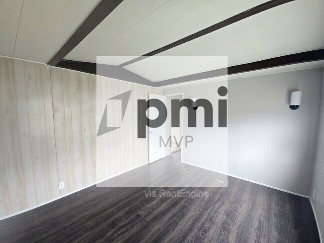 Foto del edificio - 2222 Maureen Blvd S