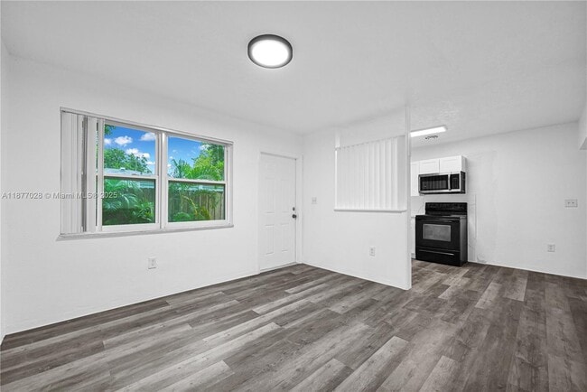 Building Photo - 2435 Plunkett St