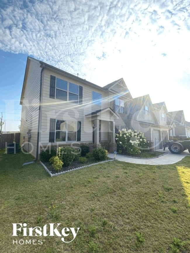 Building Photo - 2027 Massey Ln