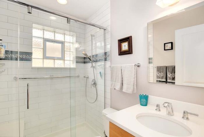 Foto del edificio - 4736 N Odell Ave