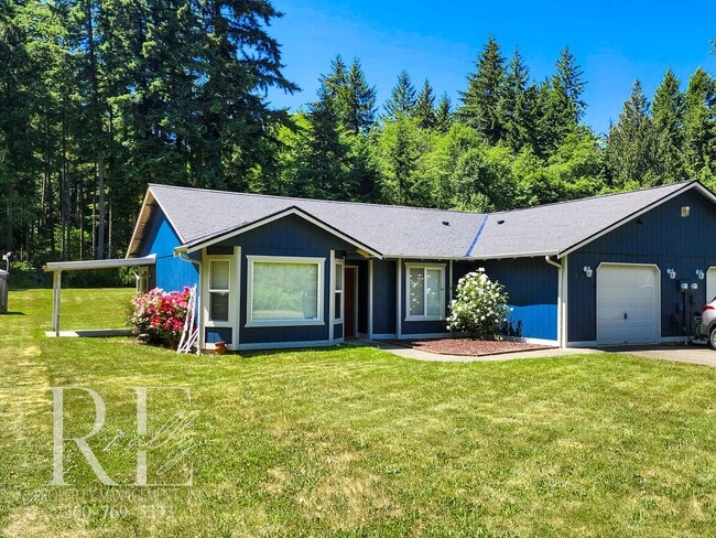 Quiet 3BR Duplex with Garage & Big Yard on... - Quiet 3BR Duplex with Garage & Big Yard on... Townhome