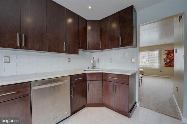 Foto del edificio - Modernized 3-Level Townhome in Indian Head...