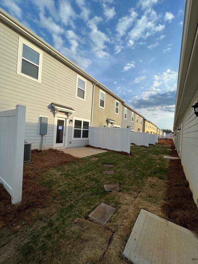 Building Photo - 406 Sagecroft Ln