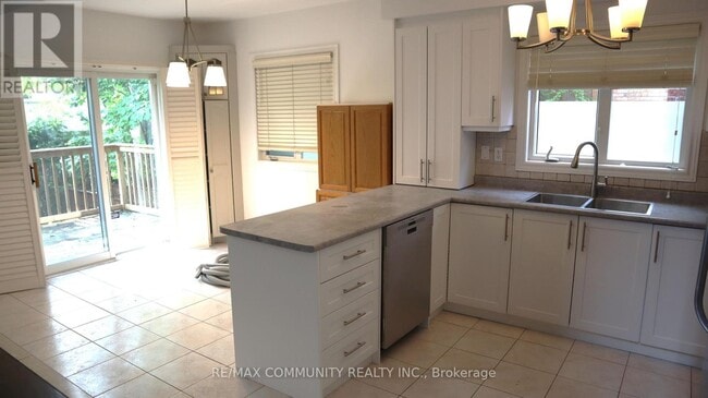 Building Photo - 66 Coolspring Cres