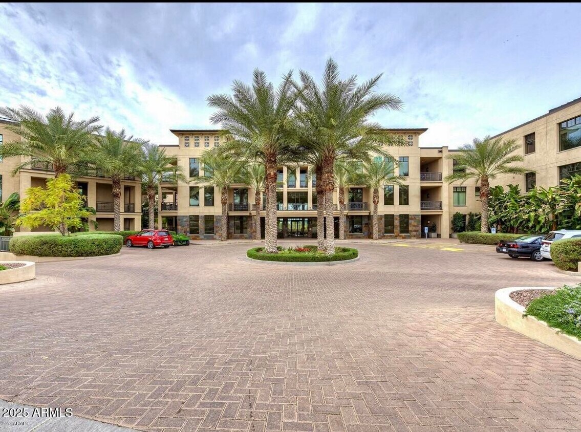 Foto principal - 8 Biltmore Estates Dr