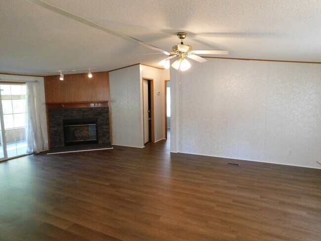 Building Photo - Refreshed Modular Home in the Heart of Hav...