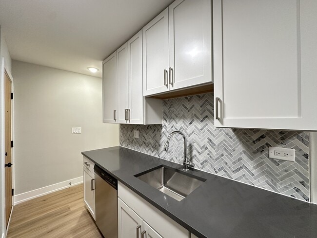 Building Photo - 516 W Aldine Ave