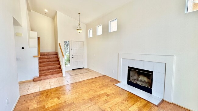 Building Photo - Lovely Two-Story Home in The Heights Overl...