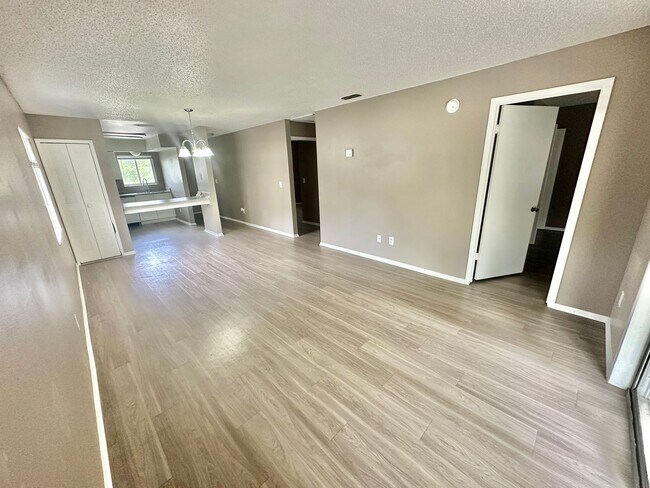 Foto del edificio - 2549 S Oak Ave