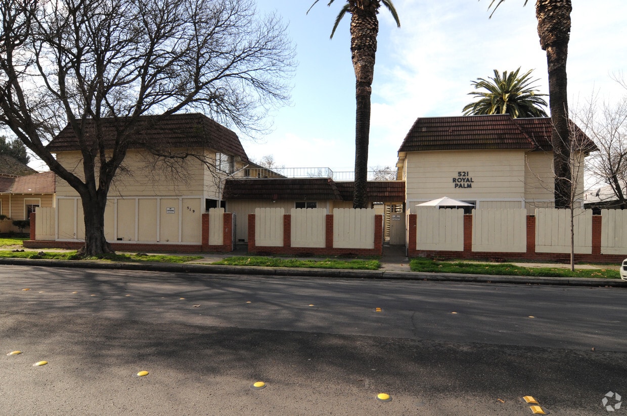 Building Photo - Royal Palms