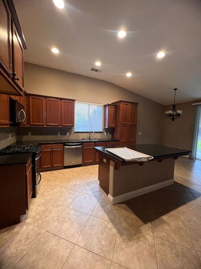 Foto del edificio - 1867 ADMIRAL 4 BEDROOM 2 BATHROOM - TULARE