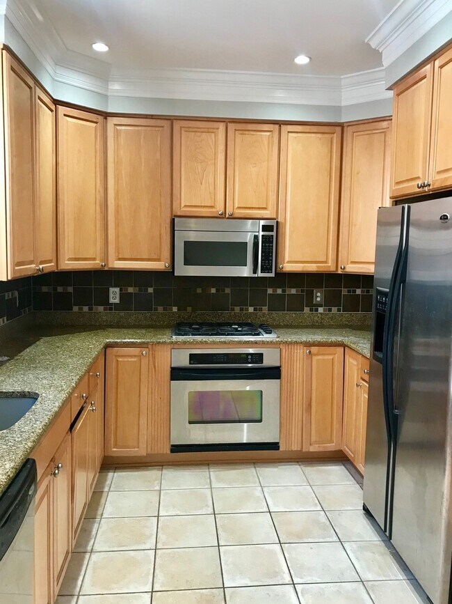 Foto del edificio - 4 Story Arlington Home / With Garage Parking in Stellar Location!