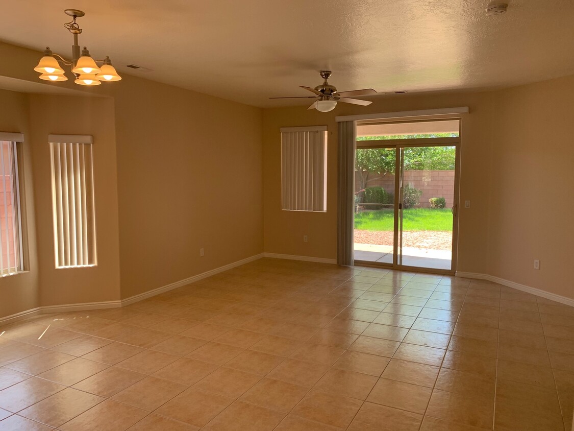 Building Photo - Coral Canyon Home