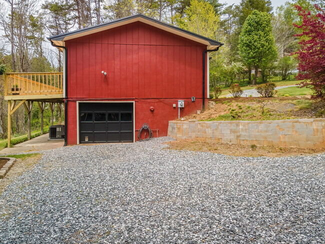 Building Photo - 15 Pine Ridge Dr