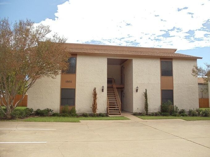 Primary Photo - 2 br, 1 bath 4plex - 1502 Oakdale Cir 1502...