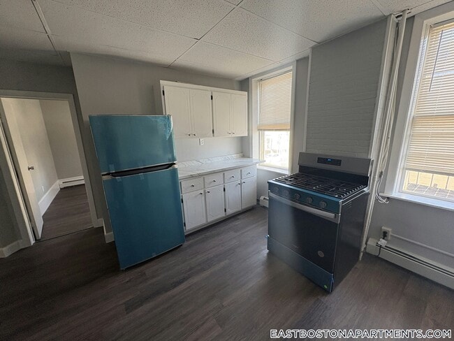 Building Photo - 273 Maverick St